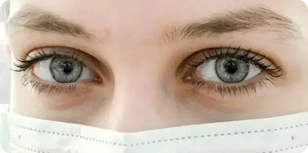 Assistentin mit Mundschutz