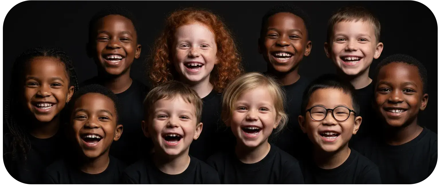 10 Kids in der Praxis Javadi, die richtig viel Spaß haben, alle lachen auf dem Bild. 