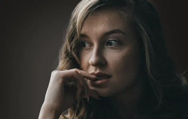 Angsterfüllte junge Frau