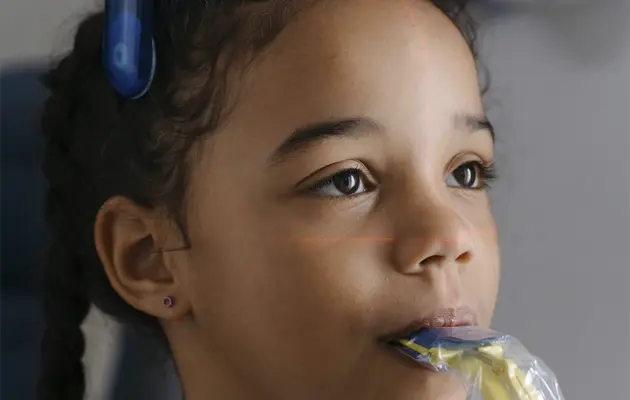 Kleines schwarzes Mädchen mit Zöpfen mit 3D Scan