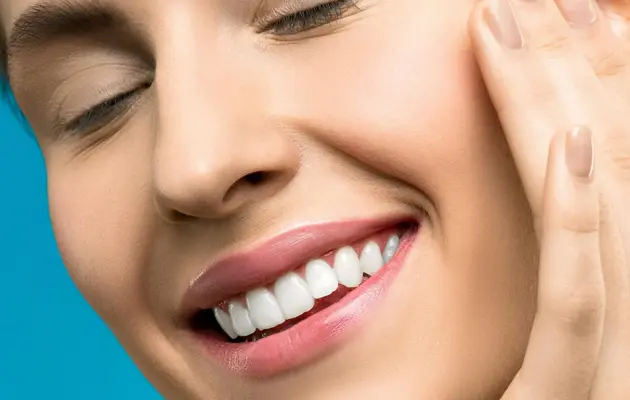 Frau mit akuratem Lächeln