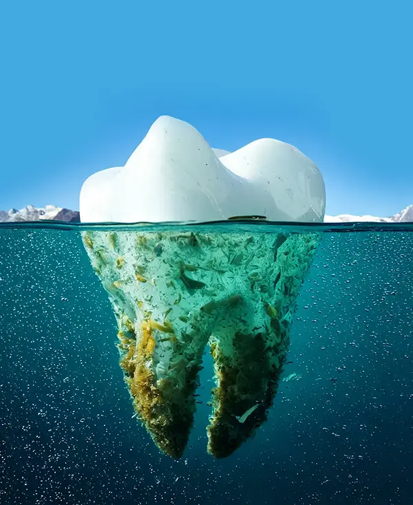 Ein Mann mit ausgebrochenem Zahn sitzt auf dem Bordsteig und lächelt dennoch in die Kamera, weil er weiß, am Montag ist alles wieder von der Praxis Dr. Javadi gerichtet